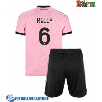 Fotballdrakt Barn Juventus Lloyd Kelly #6 Bortedraktsett 2026-27 Kortermet (+ Korte bukser)